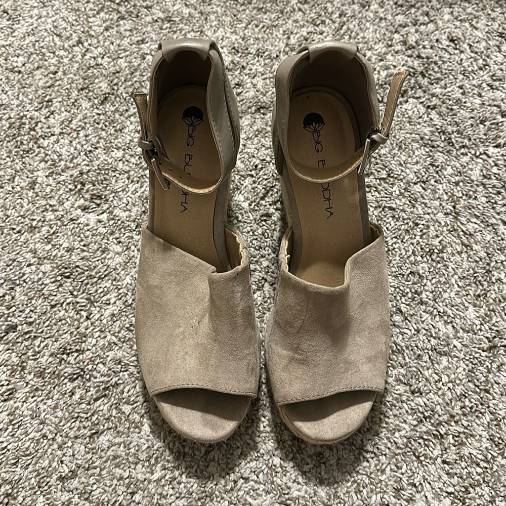Great fall wedges in neutral tone